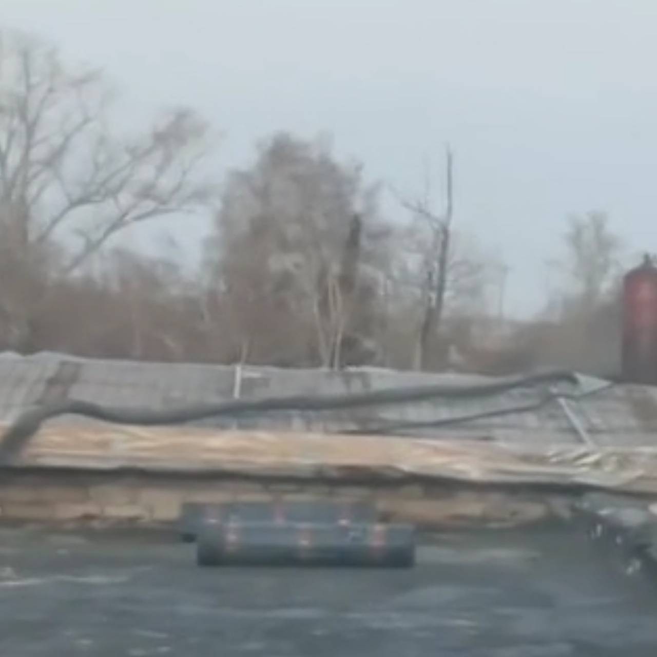 Ветер сорвал крышу российской школы