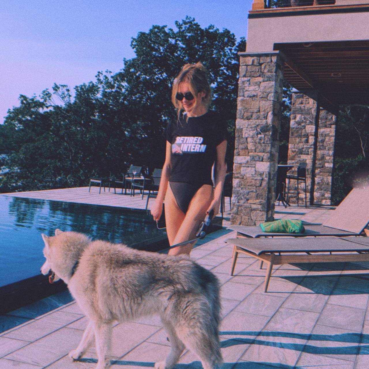 Обманувшая американцев русская мошенница снялась без штанов у бассейна