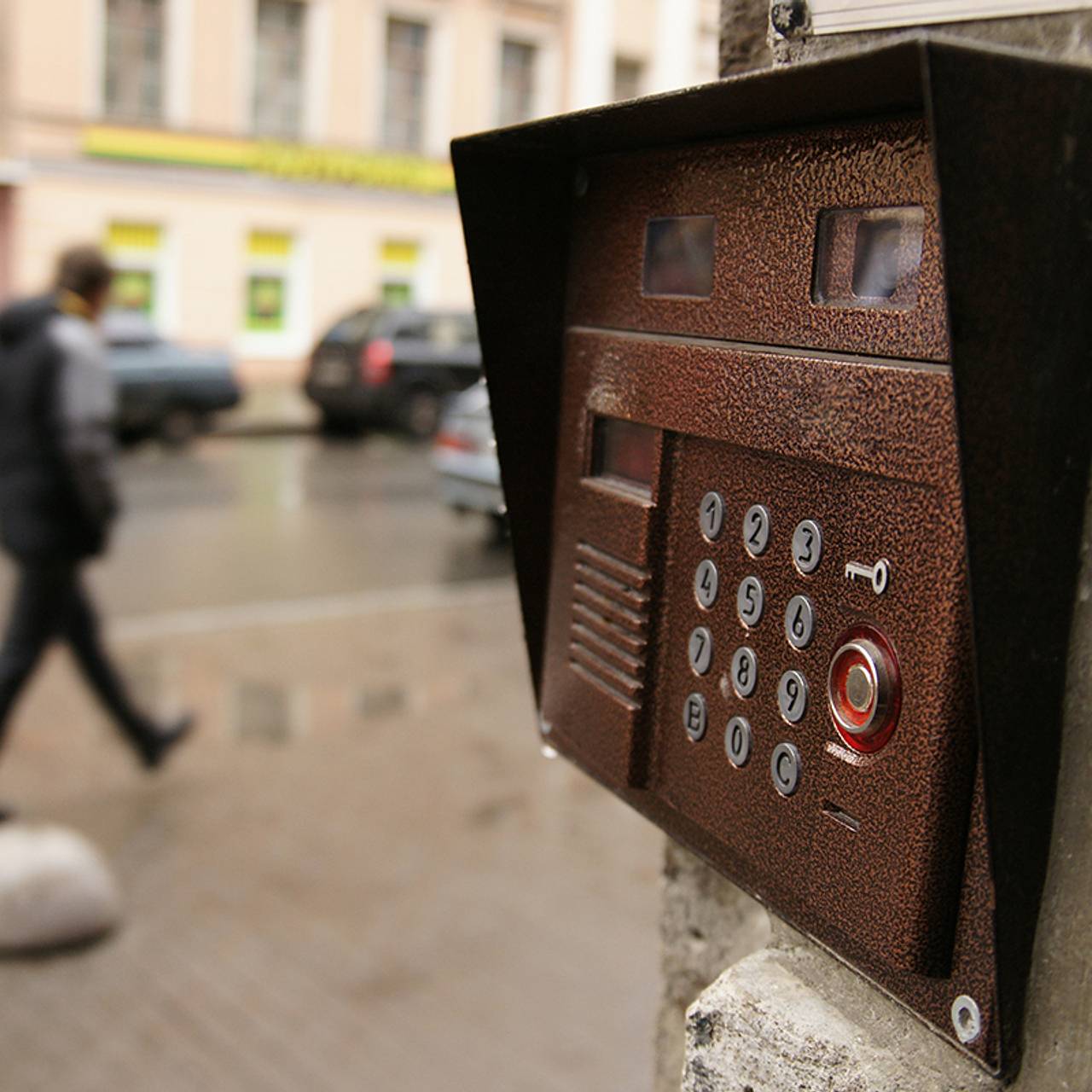 Москвичка согласилась поменять ключи от домофона и лишилась миллионных сбережений