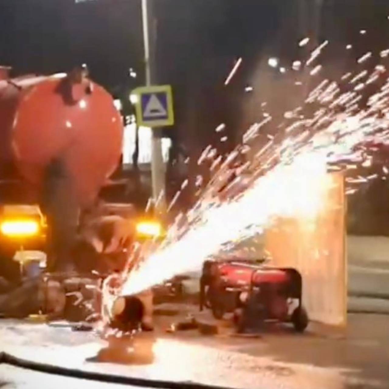 В российском городе коммунальщики устроили на дороге фаер-шоу