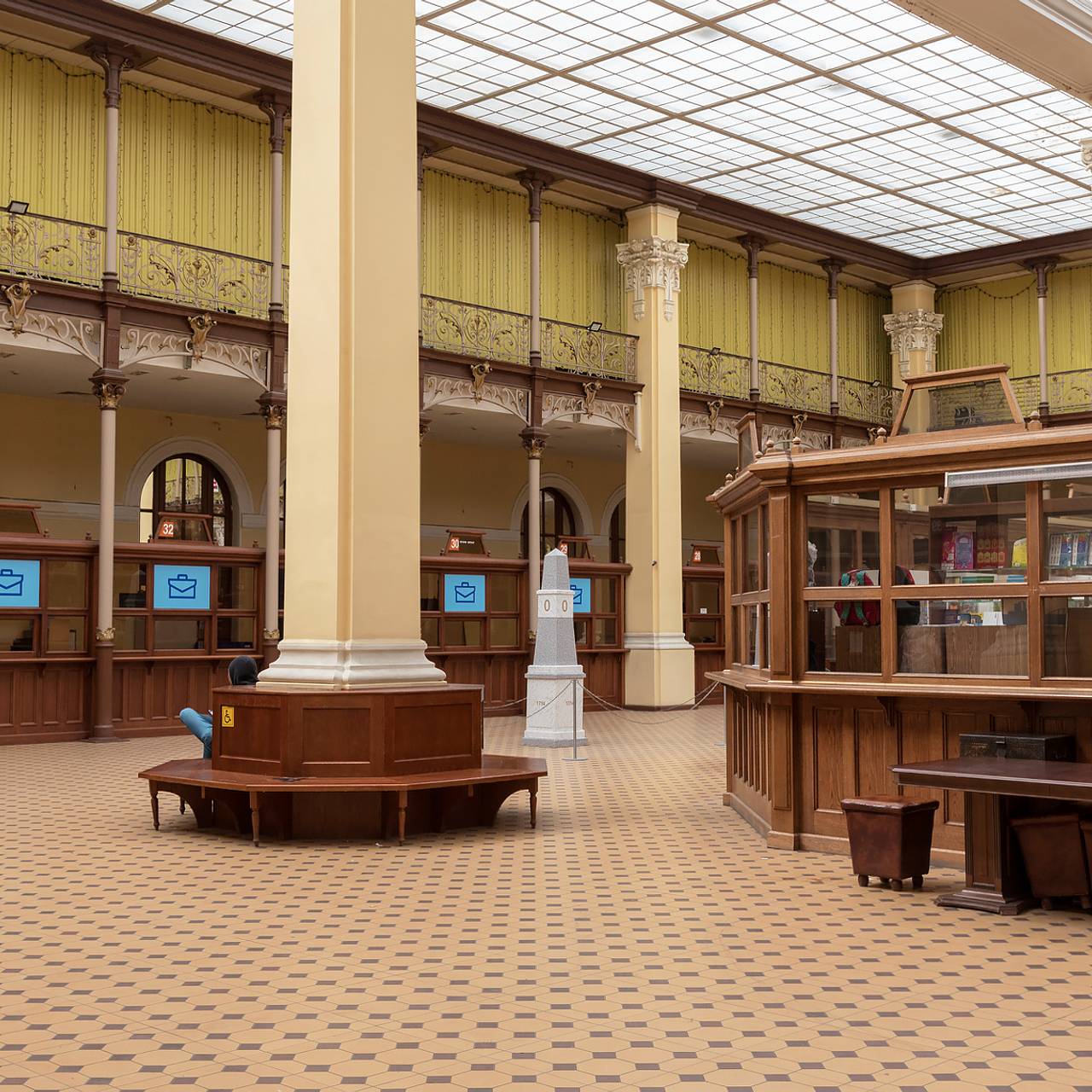 В Петербурге выставили на продажу здание Главпочтамта