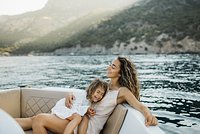 Из офиса — на яхту к миллиардерам. Зачем зумеры отказываются от карьеры и идут работать няньками у богачей?