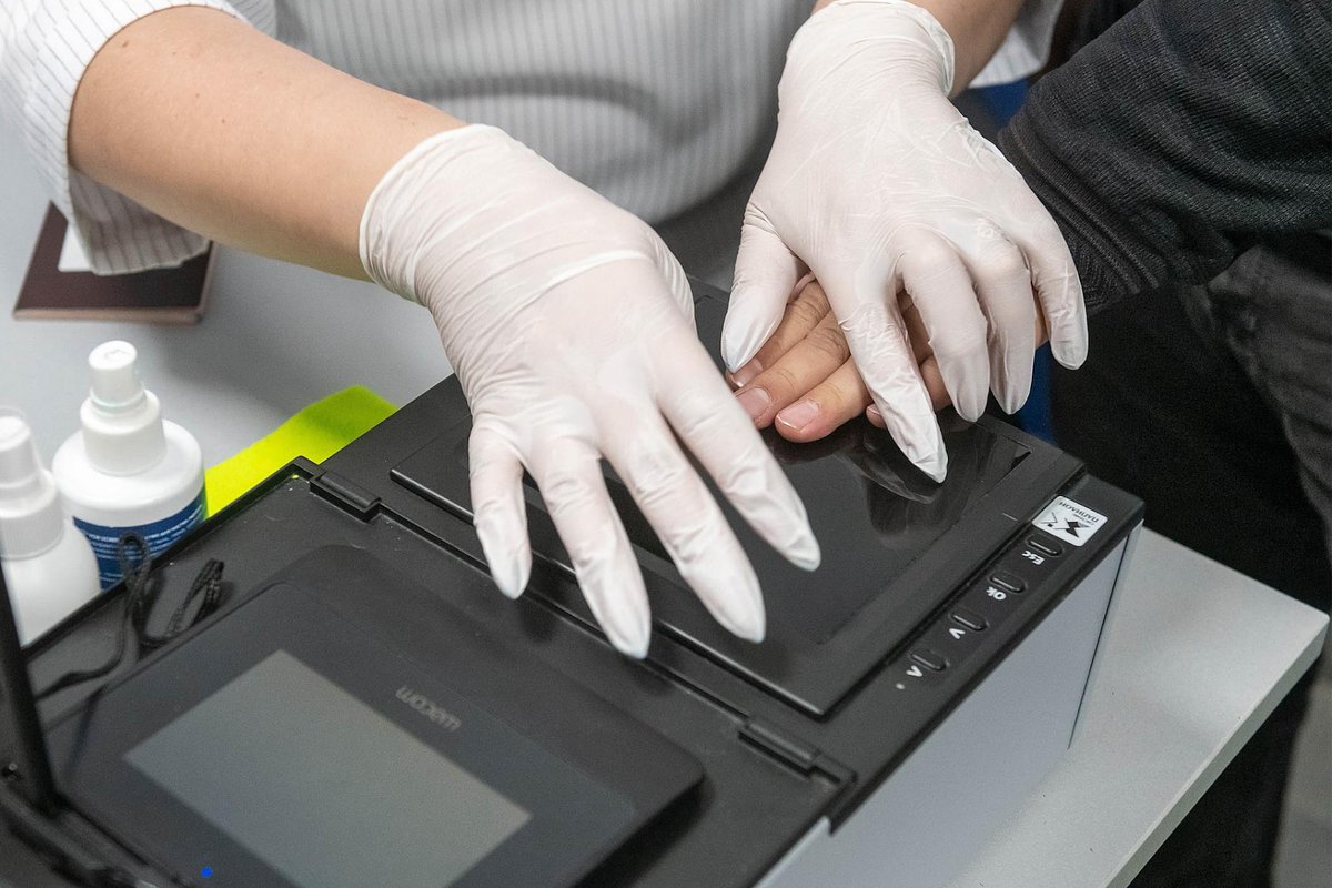 Миграционный центр «Южный» в Санкт-Петербурге, снятие отпечатков пальцев у посетителя