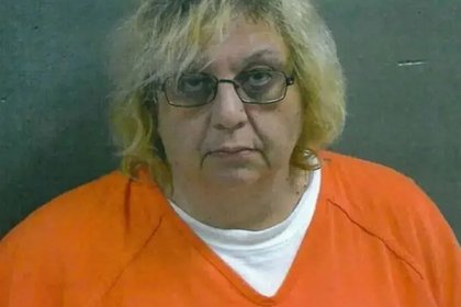 Возлюбленная начальника полиции отравила его глазными каплями и спрятала на складе