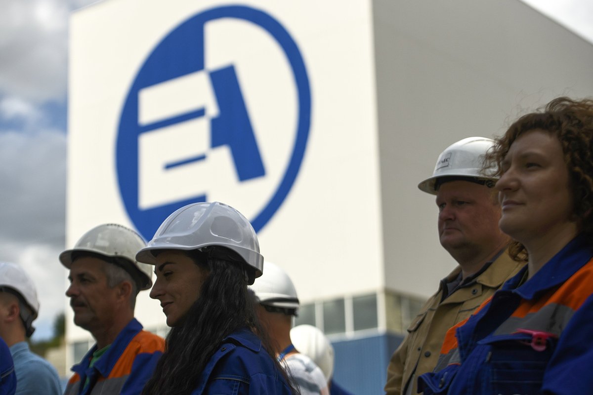 Работники госпредприятия «Энергоатом» на территории Южноукраинской АЭС в Николаевской области, Южноукраинск, август 2023 года