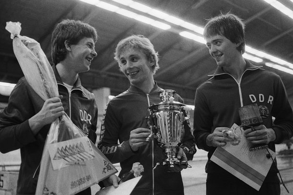 Сергей Немцанов (в центре)