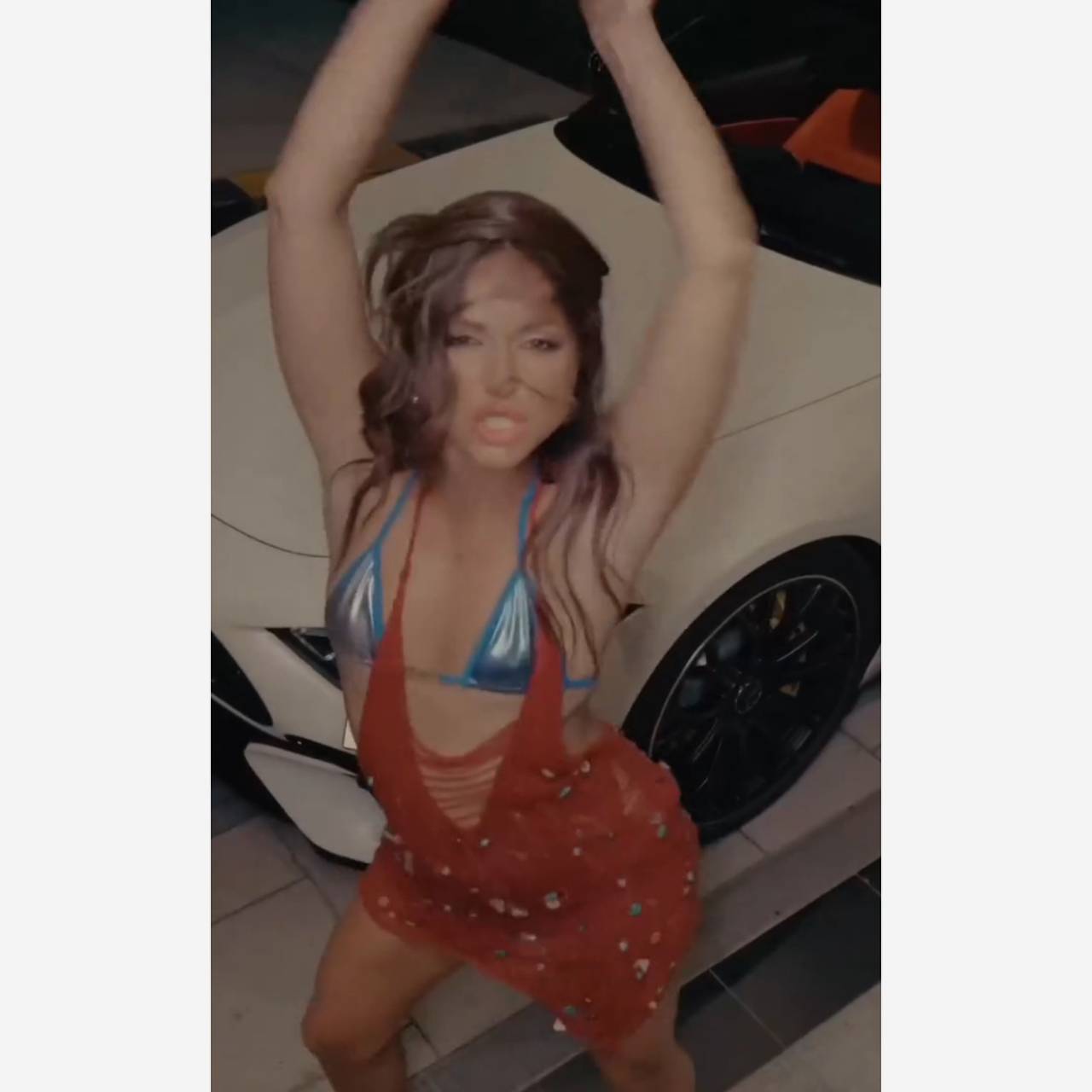 Певица Нюша опубликовала видео в крошечном бюстгальтере