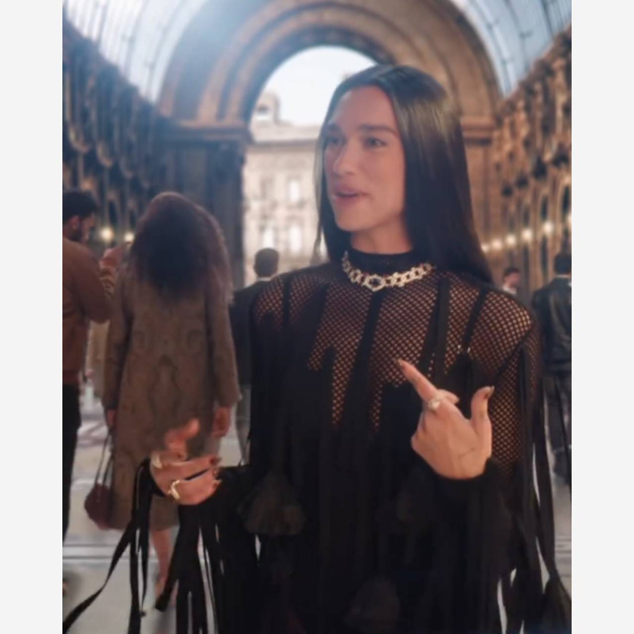 Дуа Липа прошлась на камеру в прозрачном платье