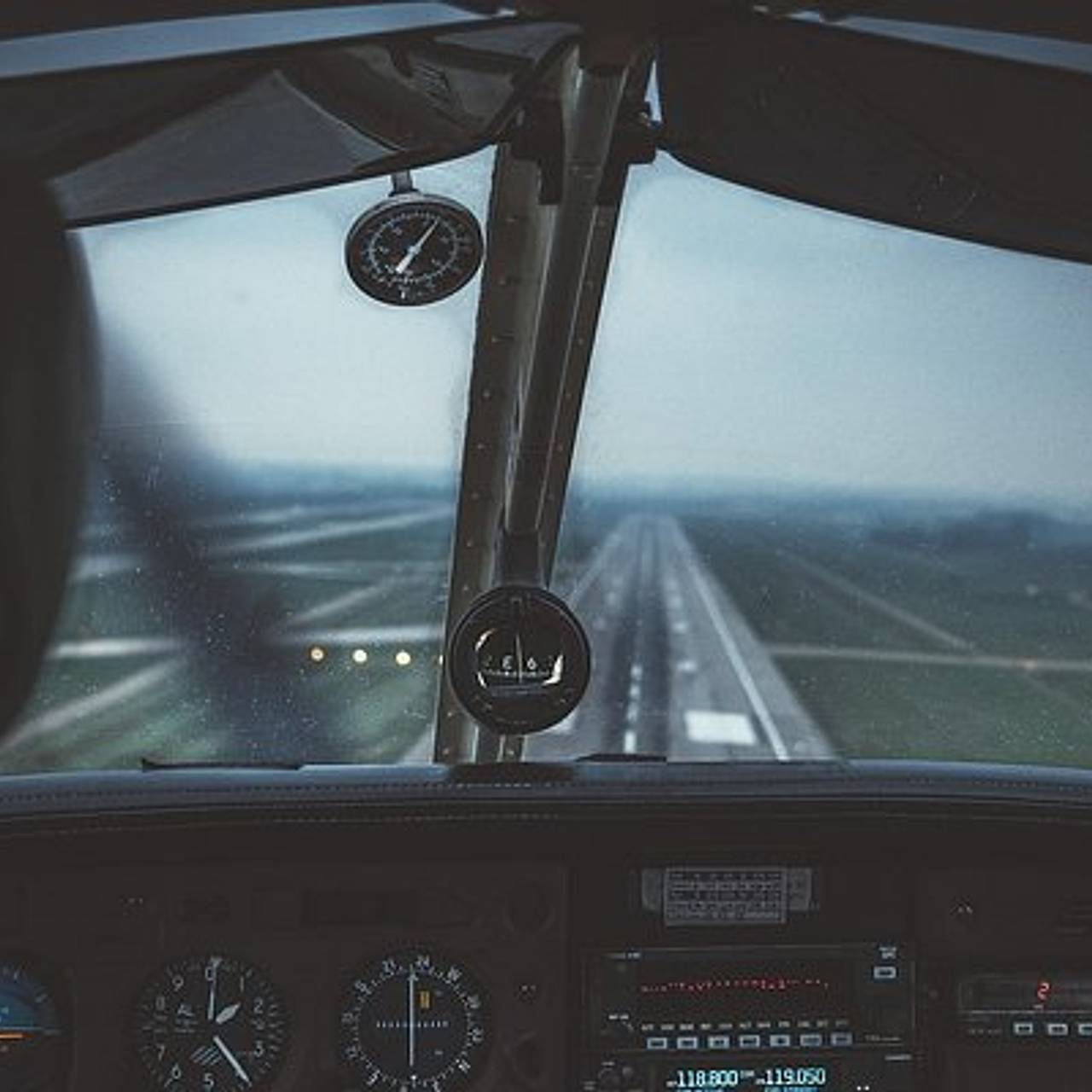 Аэропорт Вильнюса вновь закрыли из-за &laquo;неопознанных объектов&raquo;