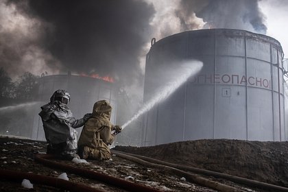 Загоревшийся из-за атаки беспилотников российский нефтезавод потушили