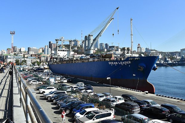 Разгрузка японских праворульных автомобилей в порту Владивостока 