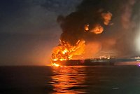 Экипаж нефтяного танкера нарисовал на борту российский флаг. Почему США преследуют судно уже больше недели? Экипаж нефтяного танкера нарисовал на борту российский флаг. Почему США преследуют судно уже больше недели?