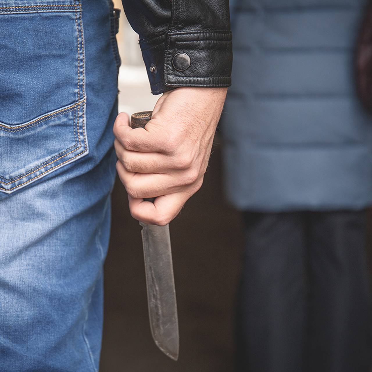 В российском городе мужчина в балаклаве ворвался в магазин с ножом