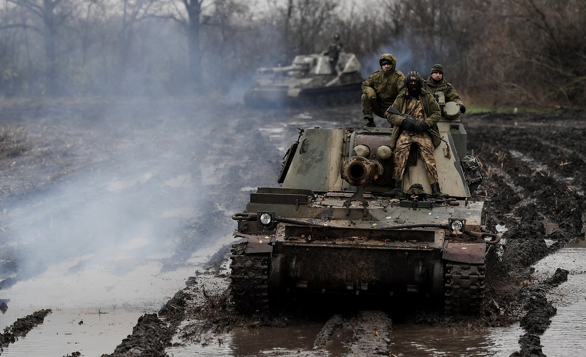 Самоходная артиллерийская установка 2С3 «Акация» перед работой по позициям ВСУ на запорожском направлении