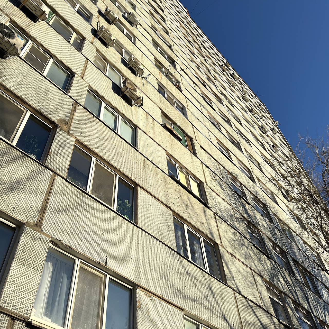 В российском городе пожилая женщина продала квартиру по «схеме Долиной»