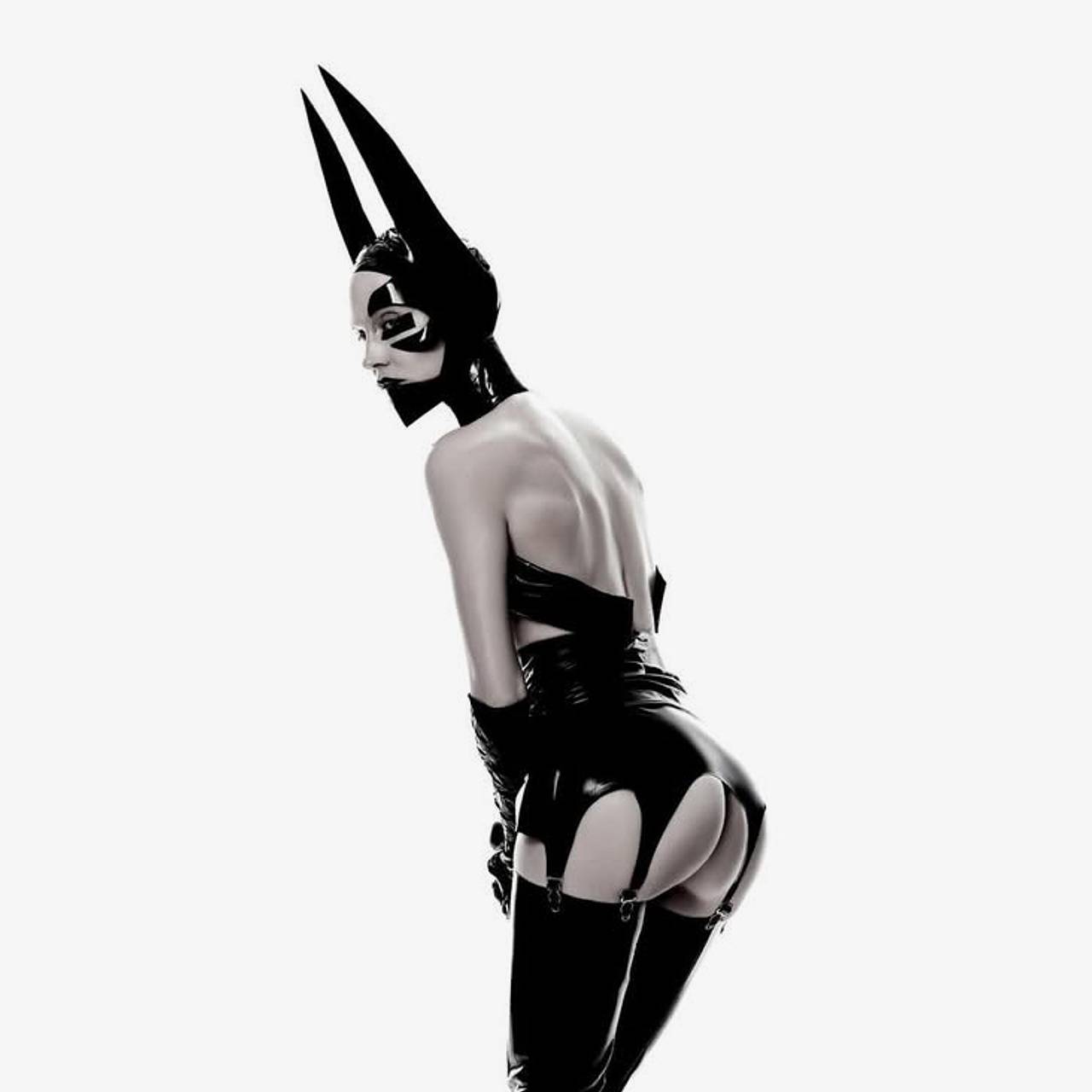 Глюкоза обнажила ягодицы перед камерой