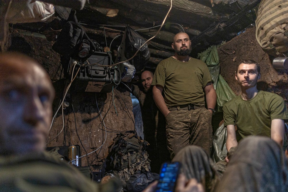 Украинские военнослужащие в укрытии на артиллерийской позиции, окрестности Красноармейска (Покровска), Донецкая народная республика (ДНР), Россия, 9 сентября 2025 года

