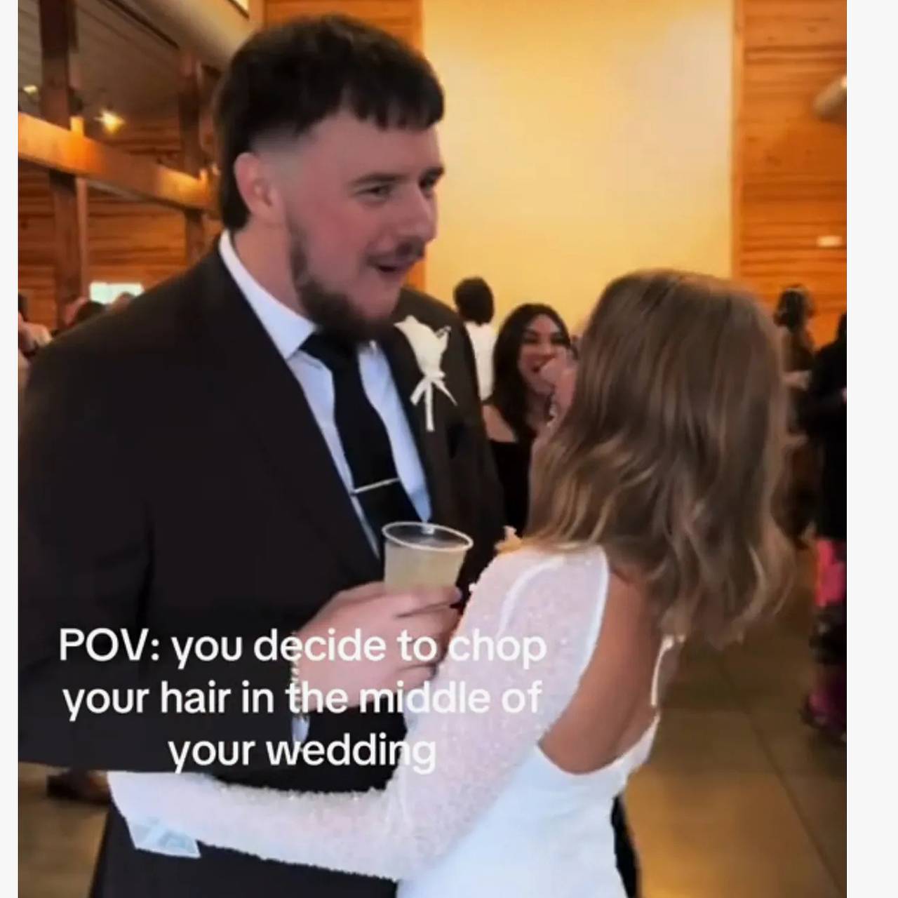 Невеста неожиданно постриглась на свадьбе и удивила жениха новым имиджем