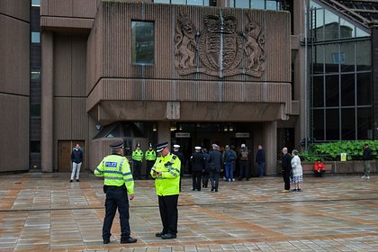 Женщина занялась сексом перед торговым центром на глазах у прохожих