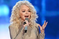 «Русские объединялись против Наполеона, Гитлера и Долиной» Как певицу хейтят за дело с квартирой и припоминают ей старые скандалы