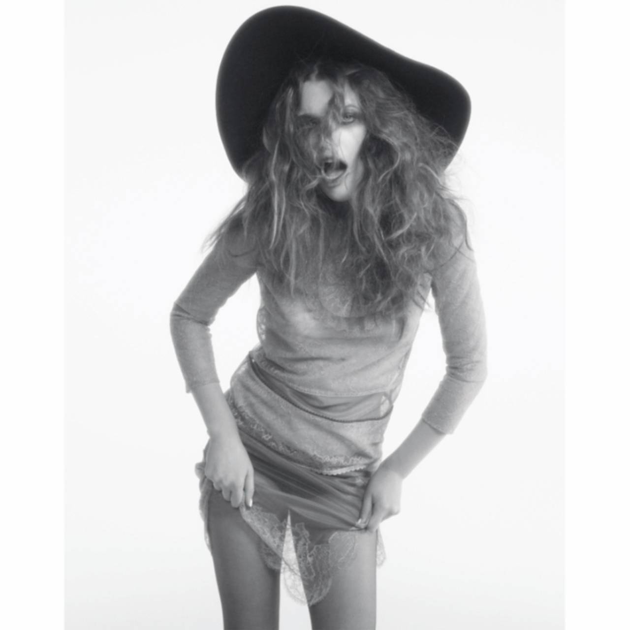 18-летняя дочь Миллы Йовович опубликовала фото в прозрачной юбке