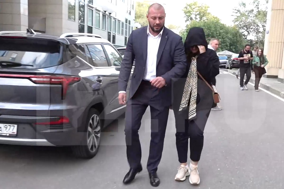 Полина Лурье около здания суда