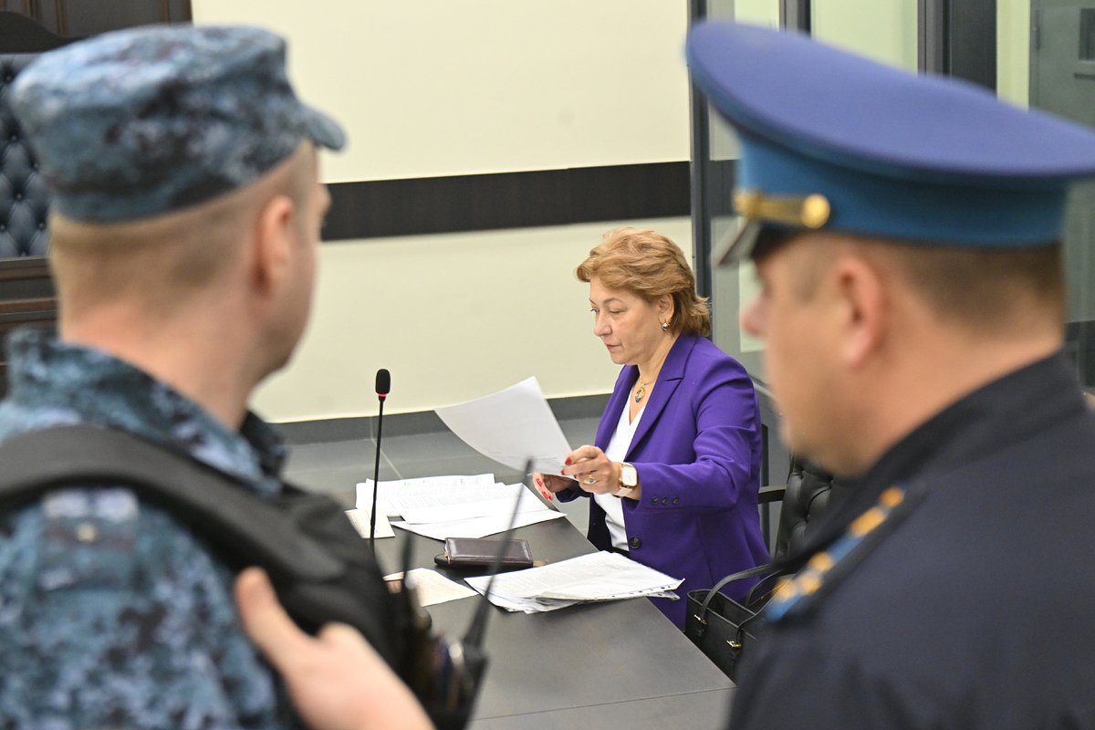 Адвокат Светлана Свириденко (в центре) — защитница Полины Лурье, покупательницы квартиры Ларисы Долиной