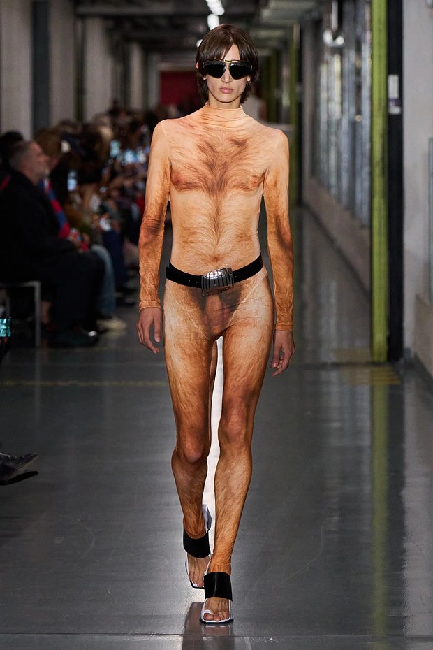Наряд с принтом в виде мужских гениталий на шоу Jean Paul Gaultier