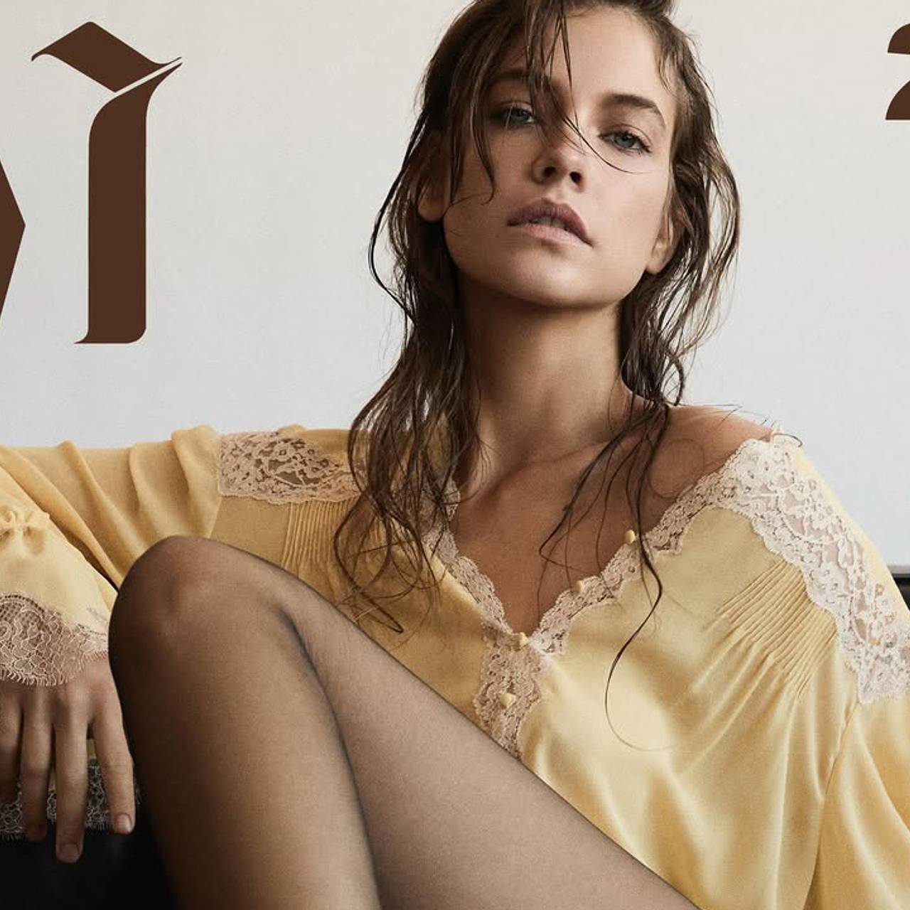 «Ангел» Victorias Secret снялась в ультракоротком платье для журнала