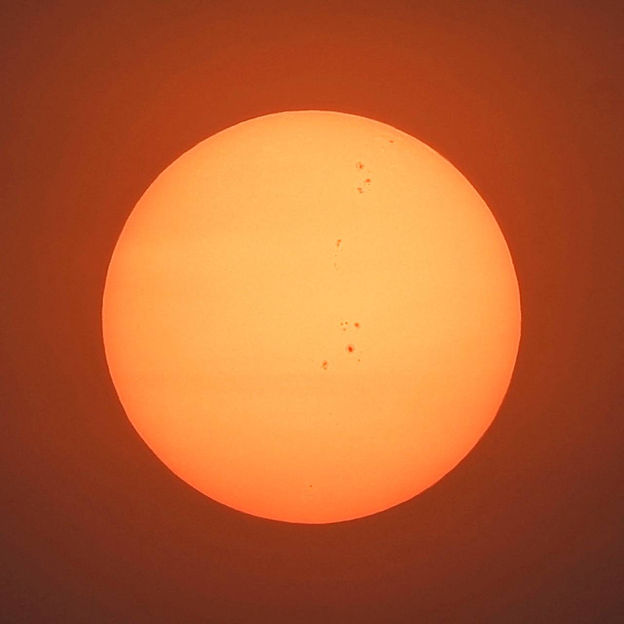 Ученые допустили супервзрыв из-за крупнейшего комплекса пятен на Солнце