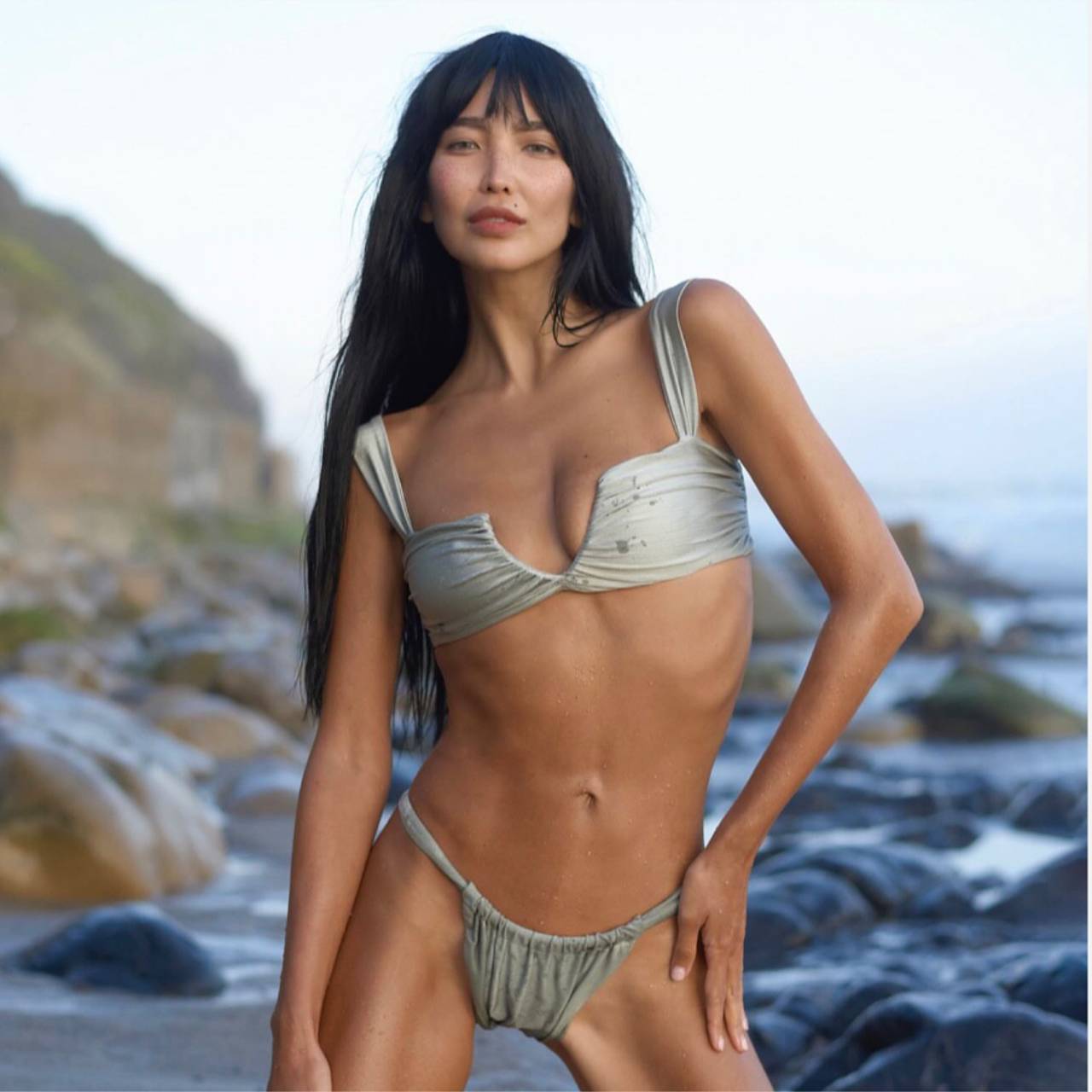 Жена Александра Цекало поделилась снимками в откровенном бикини