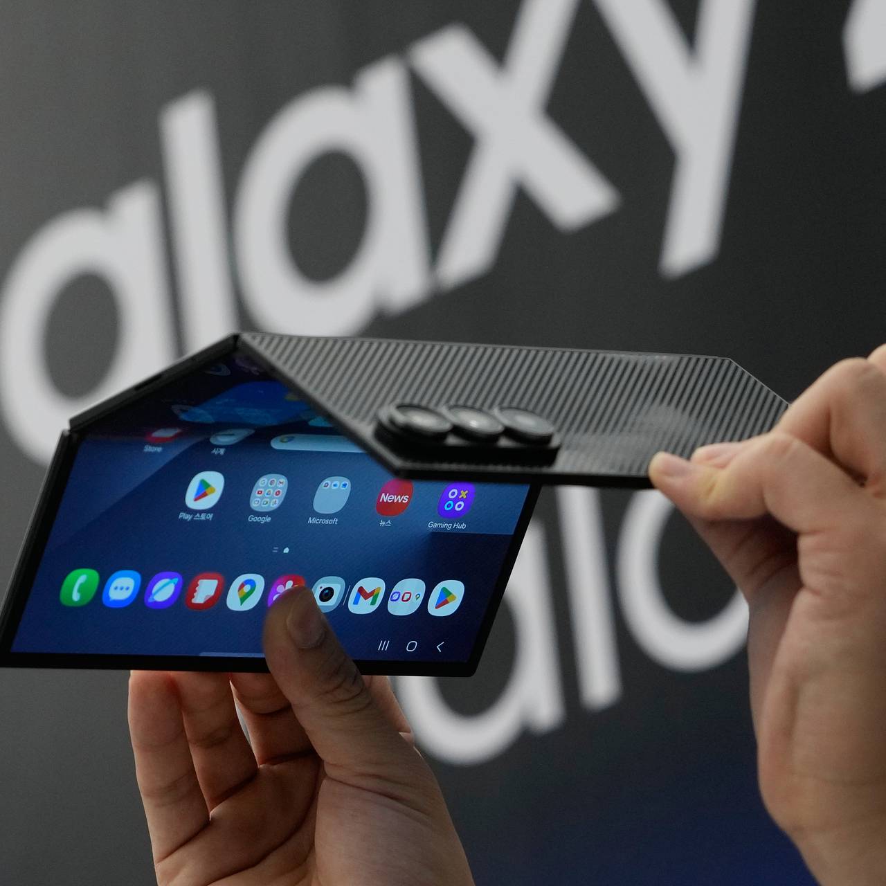 Samsung назвала стоимость тройного смартфона