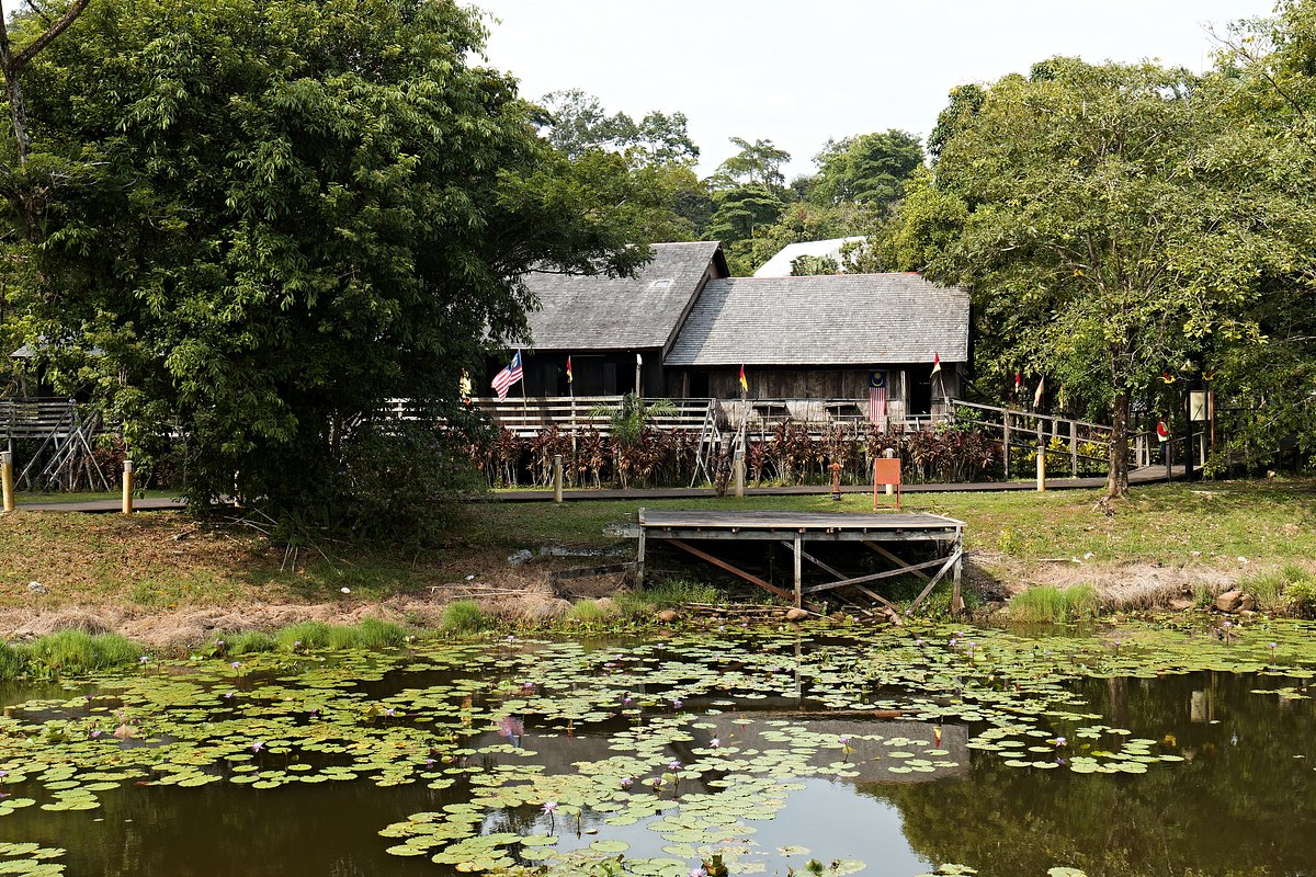 Дом племени ибанов на острове Борнео