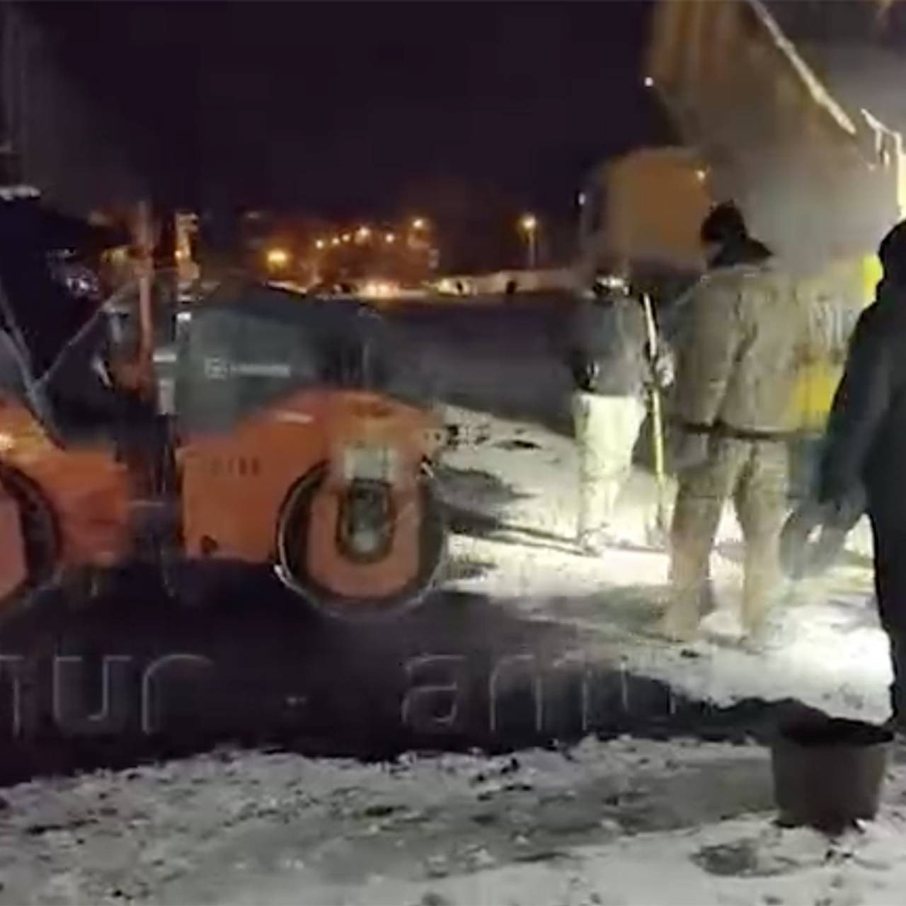 Коммунальщики решили положить асфальт на снег и попали на видео