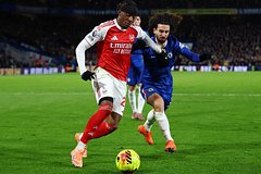 Нони Мадуэке («Арсенал») в поединке с Марком Кукурелья («Челси»)