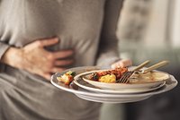 Метеоризм — непременный спутник новогоднего застолья для миллионов людей. Как его избежать? 