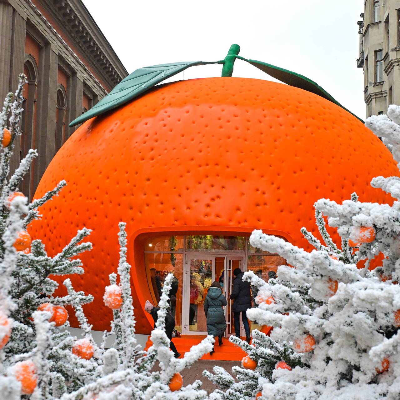 В центре Москвы заметили гигантский мандарин