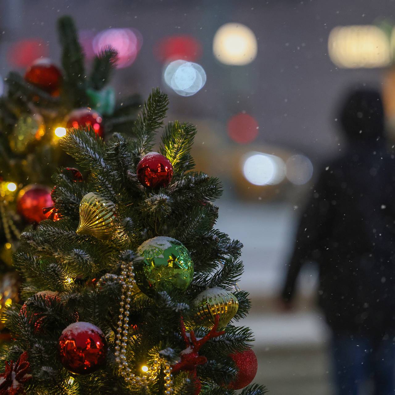 Россиянам захотели разрешить украшать дворы и подъезды к Новому году