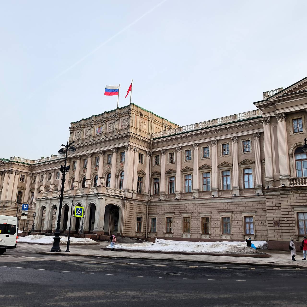 Чиновникам и их семьям разрешили лечиться по ДМС в одном российском городе