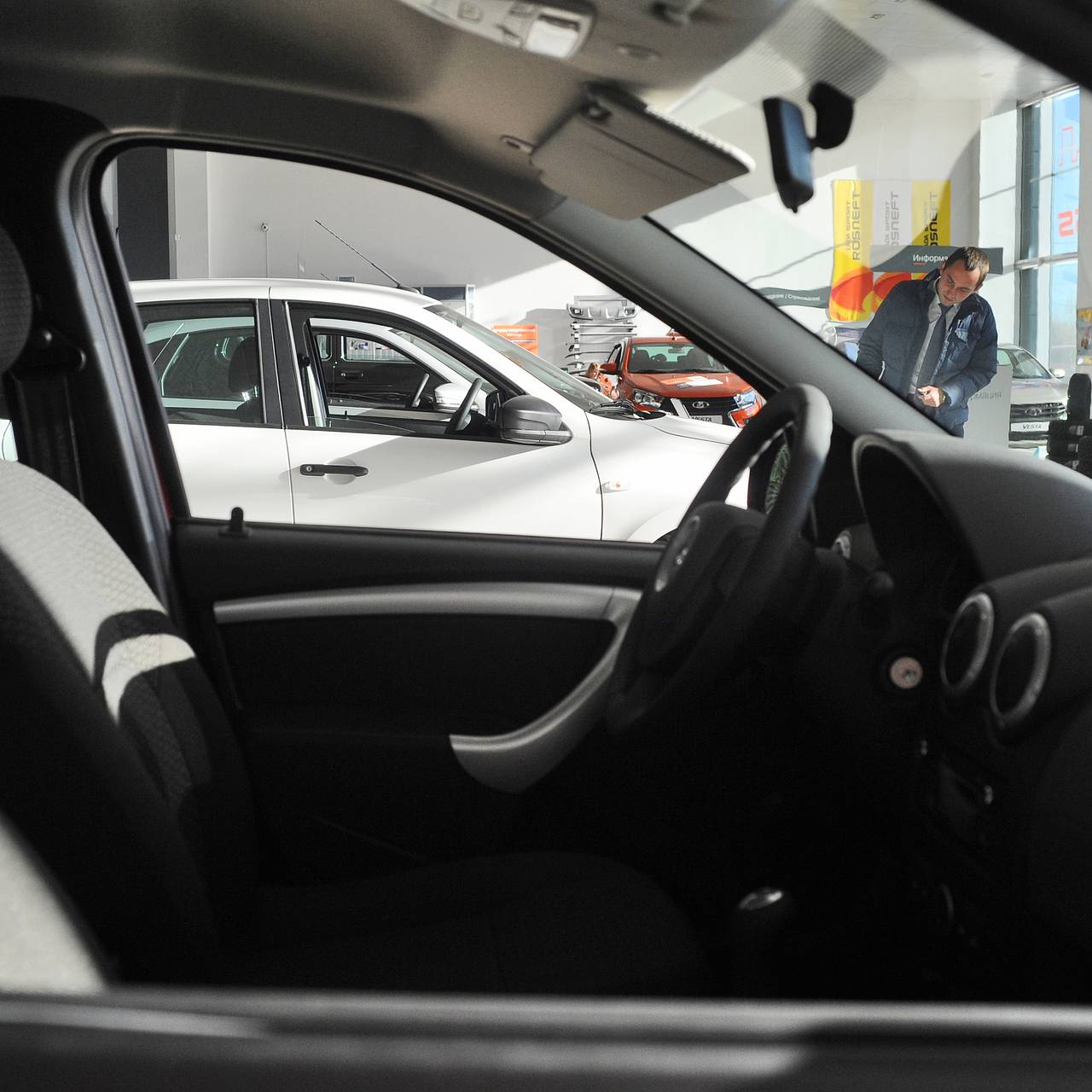 Продажи легковушек в России выросли впервые за 10 месяцев