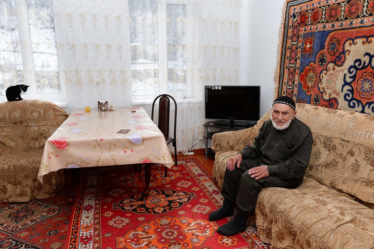 Аппаз Илиев в своем доме в селе Гули в Ингушетии, 2016 год