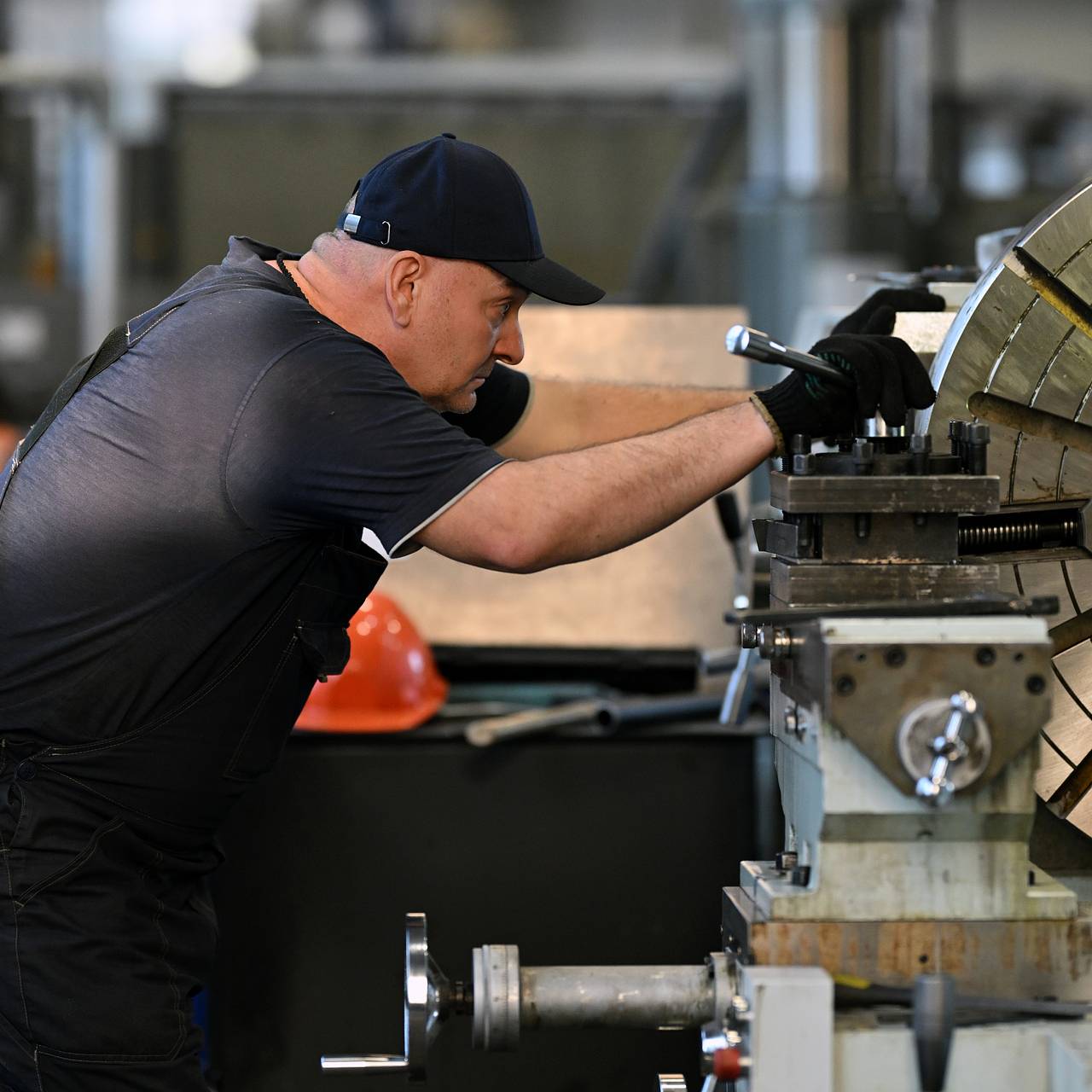 Потребность российской экономики в новых работниках оценили