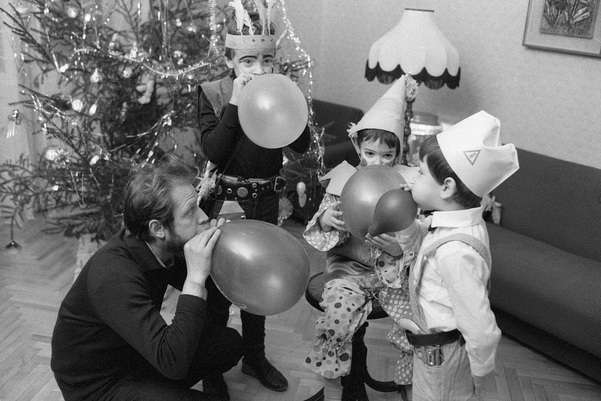 Советская семья готовится к встрече Нового года, СССР, 31 декабря 1987 года