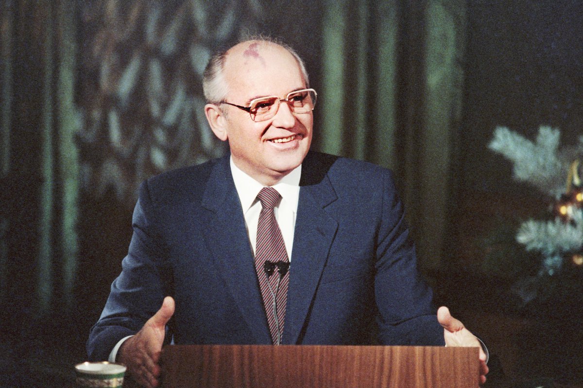 Генеральный секретарь ЦК КПСС Михаил Сергеевич Горбачев во время новогоднего обращения к американскому народу, Москва, СССР, 31 декабря 1987 года