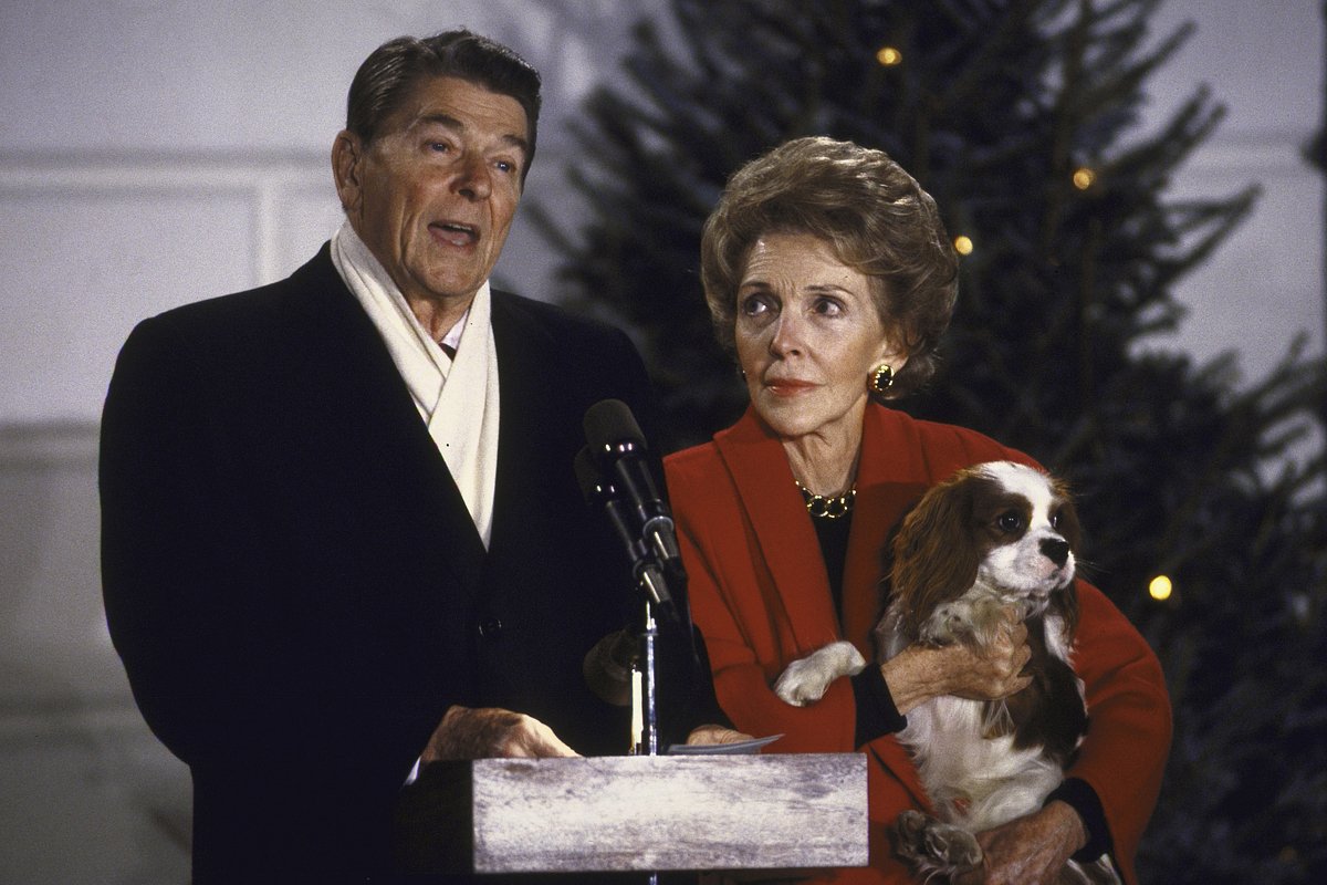 Президент США Рональд Рейган и первая леди Нэнси Рейган в Белом доме, Вашингтон, США, декабрь 1985 года