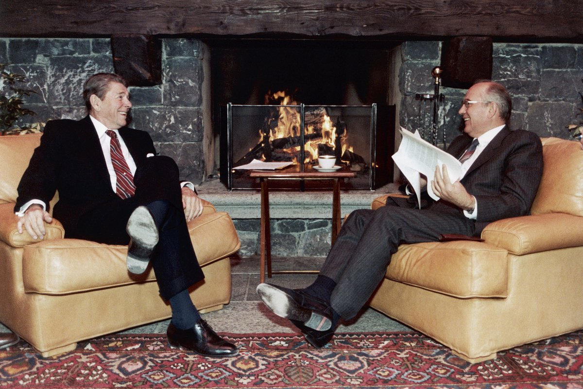 Президент США Рональд Рейган и генеральный секретарь ЦК КПСС Михаил Горбачев в Женеве, Швейцария, 19 ноября 1985 года