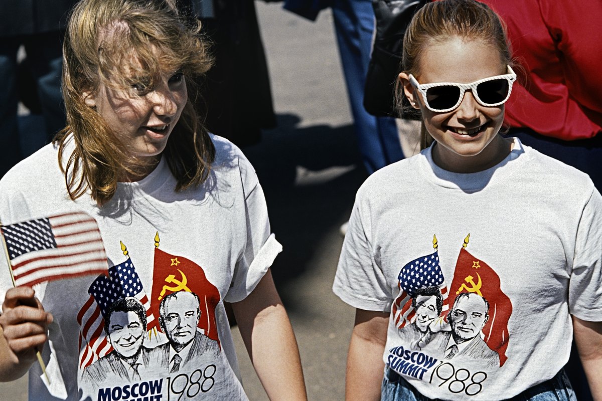 Девушки в футболках с изображением генерального секретаря ЦК КПСС Михаила Горбачева и президента США Рональда Рейгана на улицах Москвы, СССР, 29 мая 1988 года