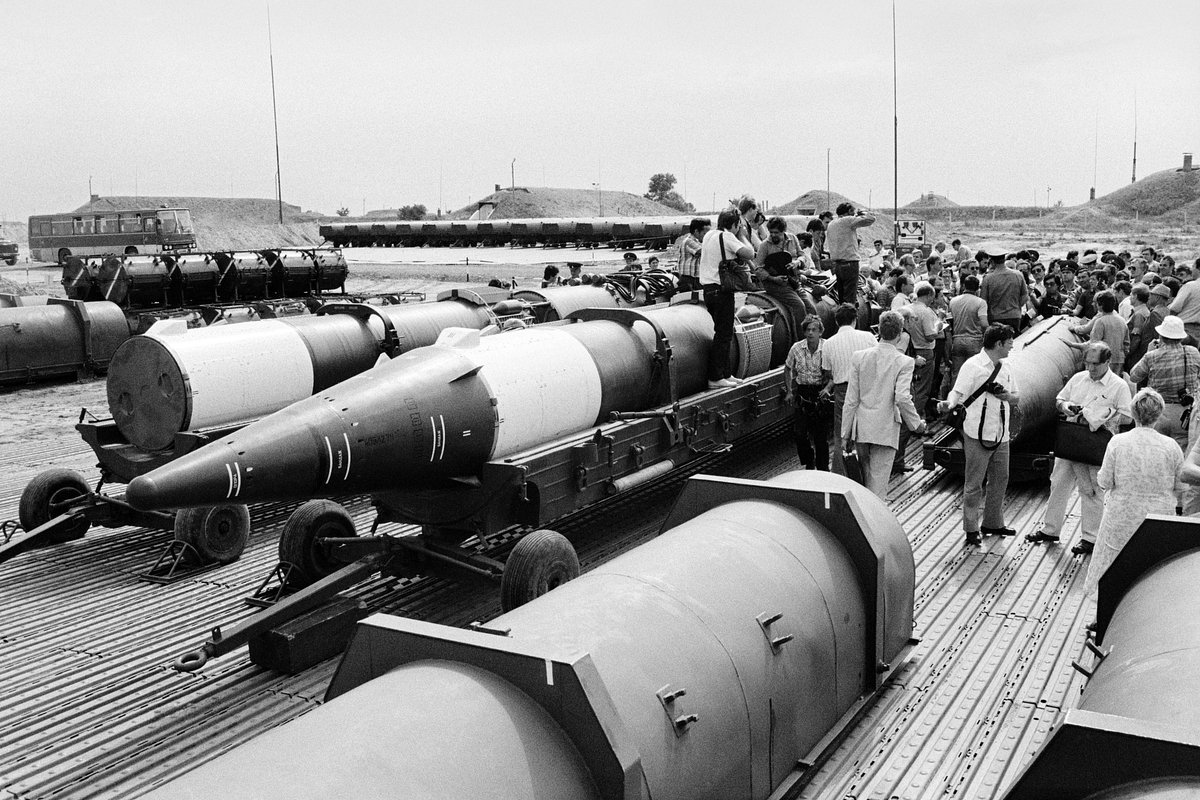 Советские и иностранные журналисты во время осмотра ракет, предназначенных для уничтожения в рамках Договора о ликвидации ракет средней и меньшей дальности, Сарыозек, Казахская ССР, СССР, 31 июля 1988 года