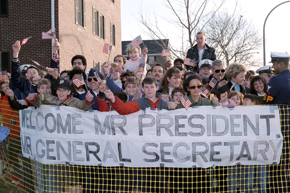 Жители Нью-Йорка приветствуют генерального секретаря ЦК КПСС Михаила Горбачева и президента США Рональда Рейгана, Нью-Йорк, США, 7 декабря 1988 года
