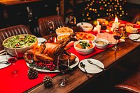 Как сервировать праздничный стол на Новый год — 2026: идеи, цветовая гамма, советы по декору